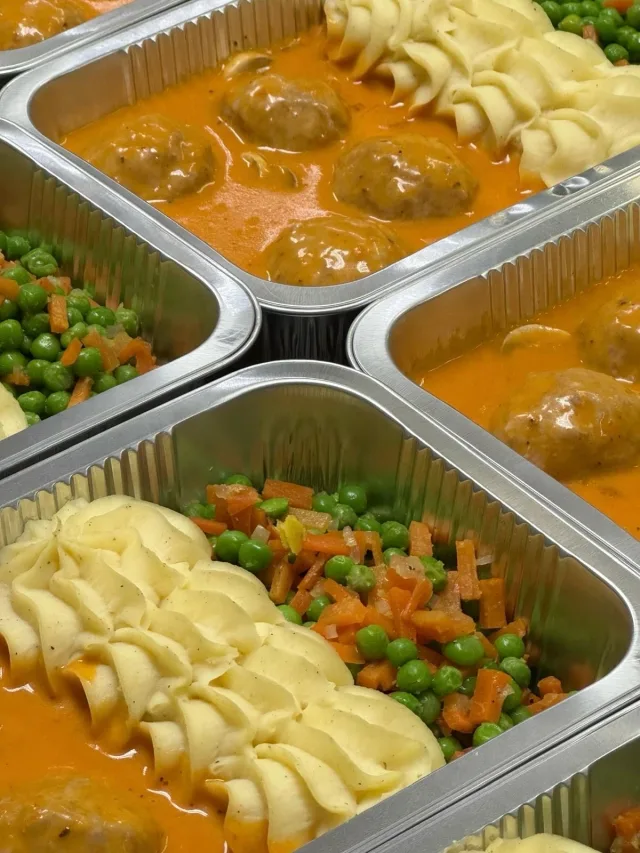 Balletjes in tomatensaus met puree en groentjes