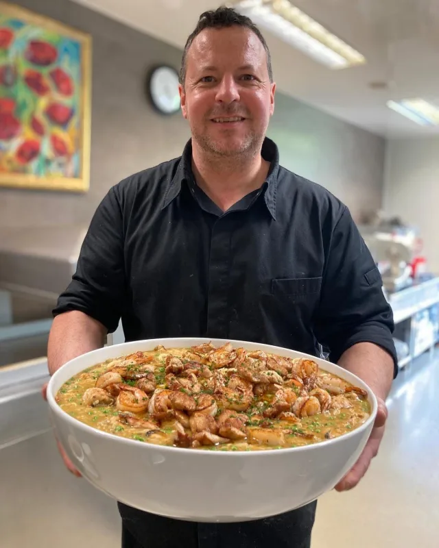 Stijn met een schaal scampi en coquilles