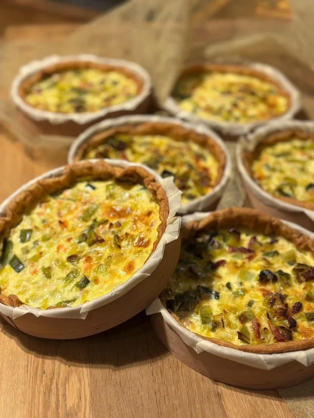 Huisgemaakte quiches, vers uit de oven